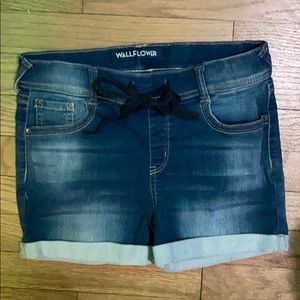 wall flower jean shorts w/ a tie